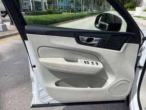 USADO, XC60 B5 Plus 2023, Tema Oscuro, Volante a la Izquierda, Bajo Kilometraje, Transmisión Automática, Asientos de Cuero - Product Image 5