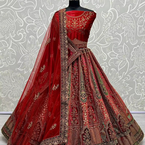 Hermosa Lehenga Choli con doble Chunni y varios trabajos de parches bordados - Product Image 1
