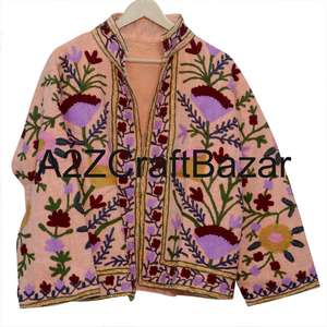 เสื้อแจ็คเก็ตบอมเบอร์ผ้าฝ้ายถักลายซูซานีทำมือจากอินเดีย ระบายอากาศได้ดี เป็นมิตรกับสิ่งแวดล้อม สำหรับผู้หญิง ปักลายดอกไม้สไตล์วินเทจ แต่งระบายแบบควิลท์ - Product Image 6