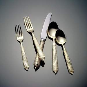 Juego de cubiertos de metal de lujo con acabado pulido de alta calidad, perfecto para la decoración moderna mesa de comedor y del hogar - Product Image 2