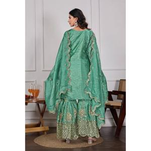 Salwar Kameez de Seda Dorada con Diseño de Lujo y Bordado Intenso, de Secado Rápido, Largo hasta la Rodilla, para Mujeres, Ideal para Fiestas y Mehendi Sangeet - Product Image 5
