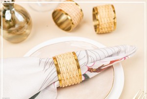 Ensemble d'anneaux de serviette modernes et luxueux faits à la main, écologiques, durables, en métal, emballage personnalisé pour la table de mariage ou les fêtes - Product Image 2