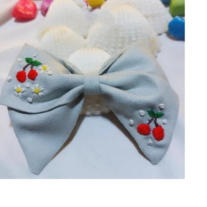 Lazos bordados a mano hechos a medida en color azul hechos de telas de algodón 100% para tiendas de accesorios para el cabello adecuadas para reventa - Product Image 1