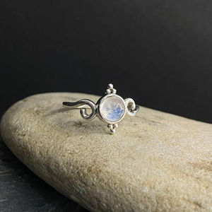 แหวนเงินแท้ 925 ประดับมูนสโตน ทำมือ ดีไซน์เรียบง่าย สไตล์โบฮีเมียน งานศิลปะ ดีไซน์อาร์ตเดโค ของขวัญสำหรับผู้หญิงในเดือนมิถุนายน - Product Image 1