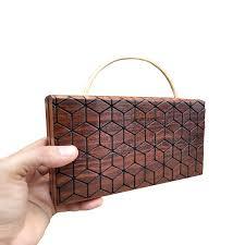 Bolso de mano tipo clutch de madera elegante y moderno para mujer, disponible al por mayor. Bolso clutch de madera de calidad con diseño minimalista. - Product Image 5