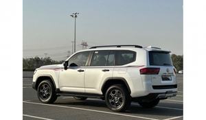 GCC 2023 Berline à essence, conduite à gauche, sièges en cuir, intérieur foncé, régulateur de vitesse adaptatif, 4.5L, automatique, toit ouvrant panoramique - Product Image 2