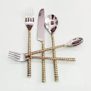 Ensemble de couverts en acier inoxydable plaqué or avec un design élégant, parfait pour les repas et les occasions spéciales. - Product Image 2