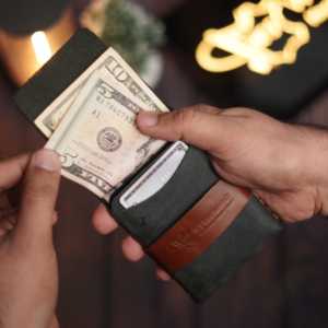 งานฝีมือหนัง WF หมายเลข กระเป๋าใส่บัตรออลอินวัน 101 สีดำชาร์โคล พร้อมหนังฟูลเกรนสีน้ำตาลเย็บมือ สำหรับทุกเพศ - Product Image 1