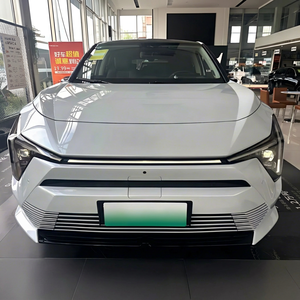 SUV électrique blanc de taille moyenne, vue avant, véhicule d'occasion, véhicule utilitaire sport électrique moderne pour les trajets urbains - Product Image 1