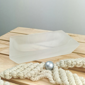 Cuenco de Selenita Cuadrado Tallado con Escultura de Ángel Grabada - Product Image 4