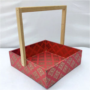 Plateau de service en MDF rouge fait à la main avec poignée en bois Plateau décoratif de forme carrée - Product Image 1