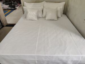Juego de Sábanas de Lujo para Hotel, Tamaño Completo, Blancas, 100% Algodón Orgánico, Estilo Simple, 300 Hilos, Juego de Ropa de Cama a Rayas, Jhelum Impex - Product Image 4