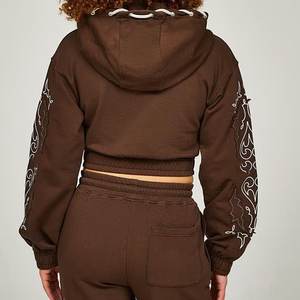 Nuevo Conjunto Deportivo Corto Marrón con Logotipo Bordado Personalizado para Mujer, Transpirable, Estilo Urbano, para Actividades al Aire Libre - Product Image 2