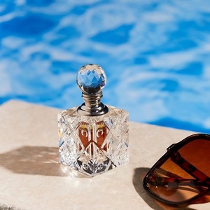 Descubre el atractivo del aceite esencial de Oud natural para el manejo del estrés, calidez y elegancia - Product Image 1