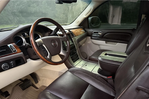 Vehículo Usado a Precio Accesible - Volante a la Izquierda |   Volante a la derecha |   CADILLAC ESCALADE ESV PLATINUM AWD 2010 - Product Image 4