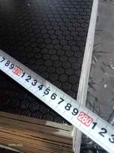 Contreplaqué filmé antidérapant 1220x2440mm 1250x2500mm Utilisation en construction Noyau en acacia/eucalyptus 9-21mm - Product Image 3