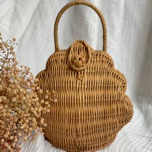 Bolsa de ratán con forma de concha de mejillón especial con lino de algodón - Product Image 1