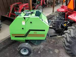 เครื่องอัดฟางทรงสี่เหลี่ยมแบบกลมขนาดเล็กมาใหม่สำหรับฟาร์มพร้อมส่วนประกอบเครื่องยนต์และกระปุกเกียร์ - Product Image 5