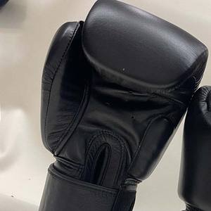 Personnalisation professionnelle oem logo formation gagnante rouge noir blanc vache en cuir véritable gants de boxe muay thai gant - Product Image 4