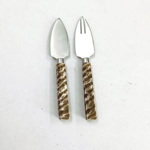 Increíble venta en el último juego de cubiertos con mango de resina antigua de nuevo diseño Juego de corte de queso elegante de 2 piezas sostenible - Product Image 1