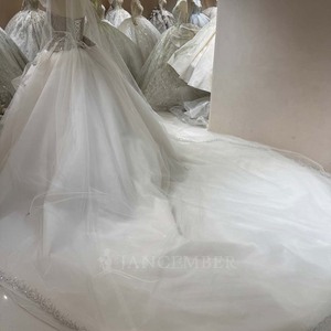 Robe de mariée moderne élégante sans manches avec perles, dentelle, fleurs en cristal et traîne chapelle pour femme DW0201 - Product Image 3