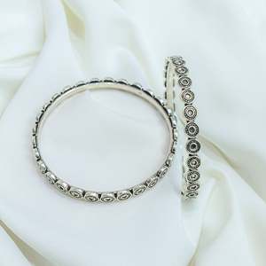 Brazalete Fino de Plata 925 con Diseño Floral de Moneda, Pieza Única de Moh's - Product Image 2