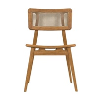 Tables et chaises d'extérieur au design moderne et confortable, en teck et en rotin, pour hôtels et restaurants.