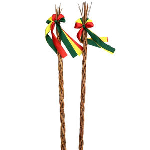 Bâtons de Pâques en bambou et rotin faits à la main, parfaits pour la déco de festival - Product Image 1