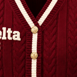 Cardigan court Delta DST Mahroon personnalisé pour sororité, OEM ODM, pull en tricot torsadé boutonné brodé 100 % coton pour femme - Product Image 4