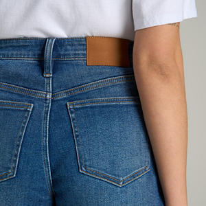 Pantalones cortos de mezclilla ajustados lavados en azul para mujer con etiqueta privada de calidad superior a la moda a precio barato con servicio OEM - Product Image 4