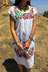 Precioso Vestido Mexicano Clásico Vintage de Algodón con Flores Bordadas a Mano, Estilo Línea A, Largo Té, con Bordados Vibrantes - Product Image 3