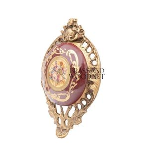 Cadre orné décoratif en laiton antique avec bouquet floral en porcelaine peinture fond rouge oeuvre vieillie vintage décor à la maison - Product Image 4