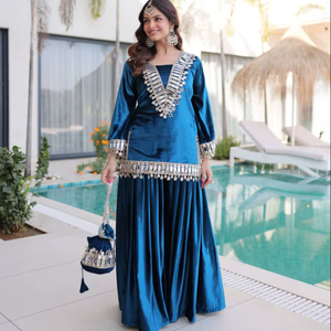 Conjunto de Top y Palazzo Listo para Usar con Bordado de Zari en Terciopelo y Trabajo de Espejo Real con Batwa - Product Image 1