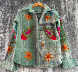 Veste chemise vintage Kantha Suzani pour femme – Vêtement d'extérieur bohème en coton matelassé réversible, fait main et unique - Product Image 1