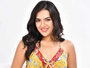 ชุดลำลองน้ำหนักเบาแขนสั้นและภาพเงาที่ผ่อนคลายเหมาะสำหรับการเดินเล่นในช่วงฤดูร้อนในสวนสาธารณะหรือวันหยุดสุดสัปดาห์ - Product Image 3