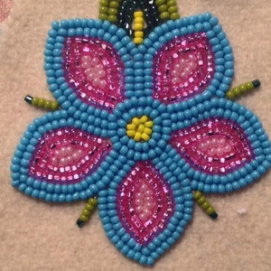 Pendientes de cuentas rojas hechos a mano para niñas con una elegante y duradera artesanía diseñada para un uso diario elegante y a la moda. - Product Image 1