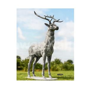 Sculpture de cerf de jardin en fonte robuste de haute qualité avec finition en or brossé pour décor de parc de patio de jardin de cour - Product Image 2