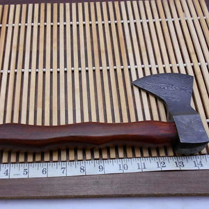 Hacha hecha a mano con material de acero de Damasco y hoja de alta calidad, ideal para tareas al aire libre y equipo de camping. - Product Image 6