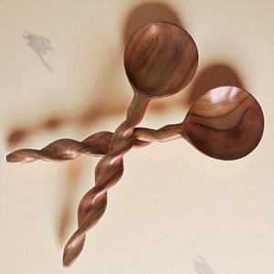 Ensemble de cuillères en bois finies à la main avec une texture lisse, idéal pour une utilisation douce sur les casseroles et poêles antiadhésives - Product Image 4