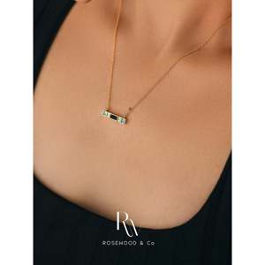 Collana con Ciondolo a Barra con Diamante Blu Taglio Baguette Placcata Oro 18K, Catena a Maglia Trendy, Regalo per Lei, Regalo per la Mamma - Product Image 6