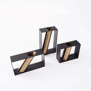 Jarrón Elegante y Minimalista Hecho a Mano de Aleación de Zinc y Hierro, Diseño Costero Artesanal, Jarrón Clásico para Interiores del Hogar, Zahid Exports - Product Image 3