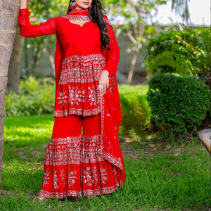 Ensemble Sharara Rouge Brodé Luxe Unity avec Dupatta – Tenue de Fête Courte en Georgette Premium - Product Image 1