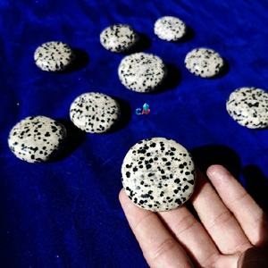 Forma redonda de cristal OVNI de jaspe dálmata para Halloween al mejor precio para decoración de India - Product Image 2