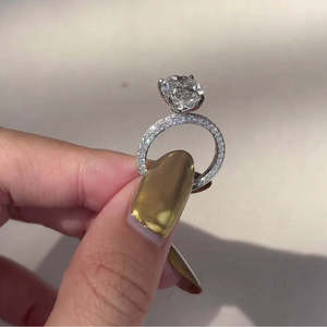 Anillo de Compromiso con Diamante Cultivado en Laboratorio Certificado por IGI, Corte Ovalado con Halo Oculto, Certificado por IGI - Product Image 2