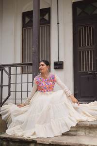 ชุดเดรสสตรีสมัยใหม่สำหรับเทศกาลนวราตรีและงานกาบาร์ ดีไซน์แบบกลับด้านได้ - Product Image 2