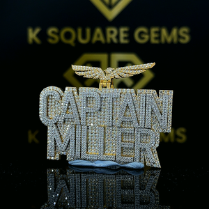 Comienza tu viaje con nuestro impresionante colgante de moissanita estilo hip hop en oro amarillo de 14 quilates con cadena a juego personalizable - Product Image 1