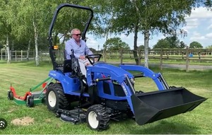 Tractor de ruedas Yuki de 24HP azul con cargador frontal y accesorio de cortadora - Product Image 6