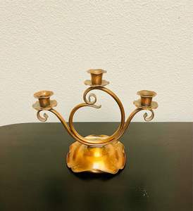 Candelabros decorativos de metal con detalles intrincados perfectos para interiores de casas de lujo y espacios de vida temáticos clásicos - Product Image 2