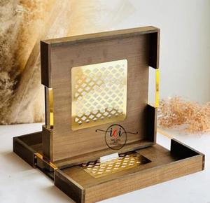 Bandeja decorativa de madera y latón para decoración del hogar y bodas en tamaños personalizados y acabado con asas de latón - Product Image 2