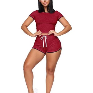 Ensemble T-shirts et shorts en velours rouge uni 2026, ensemble surdimensionné en velours personnalisé, ensemble deux pièces en velours, ensemble short cycliste pour femme - Product Image 1